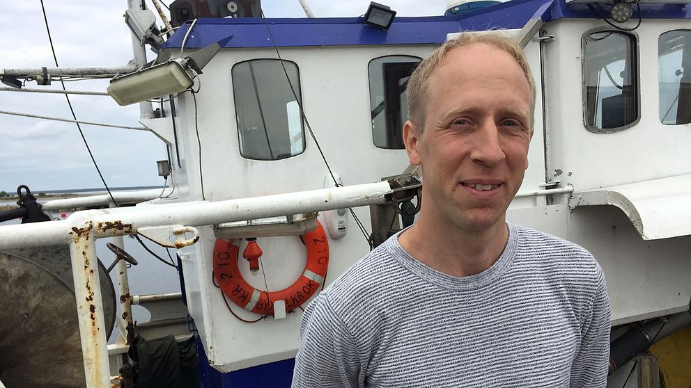 Fiskaren Mikael Johnsson i Böda hamn hoppas få bättre avsättning för den strömming han tar upp ur Östersjön.