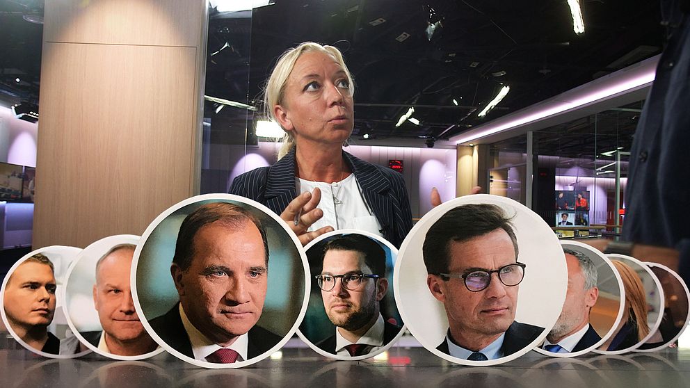 Alla riksdagspartiledare på rad. I bakgrunden SVT:s politikreporter Elisabeth Marmorstein.