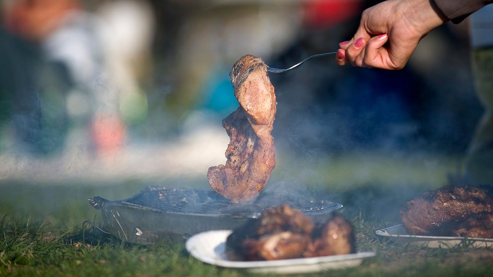 Engångsgrill och stor köttbit
