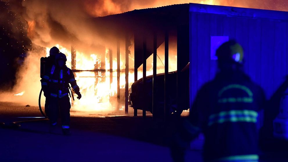 Flera bilar brann i en garagelänga i Nyköping sent på fredagkvällen.