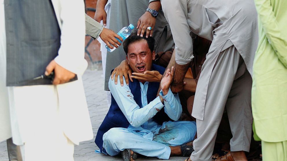 En afghansk man sörjer vid ett sjukhus i staden Jalalabad i Nangarhar där ett bombattentat krävde minst 20 liv under lördagen.