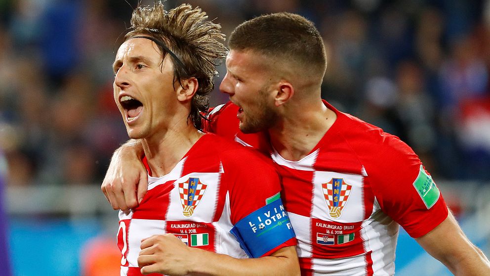 Målskytten Luka Modric jublar efter 2–0.