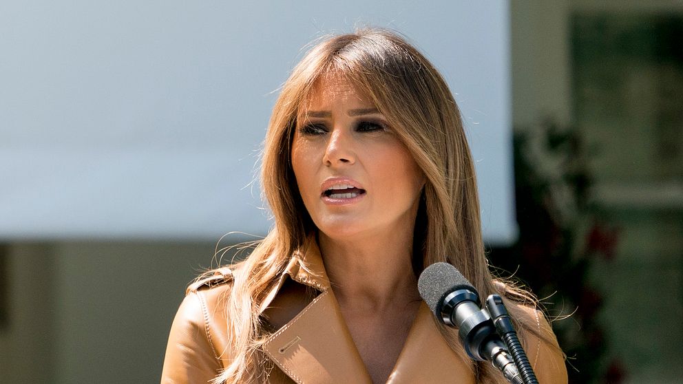 Melania Trump med en mikrofon