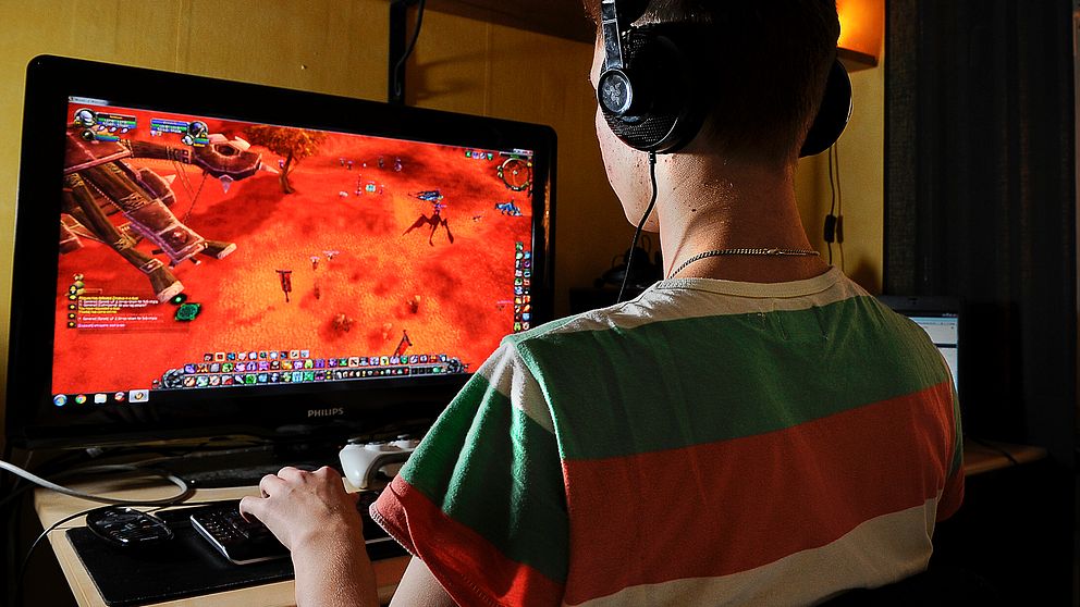 Tonårskille spelar dataspel