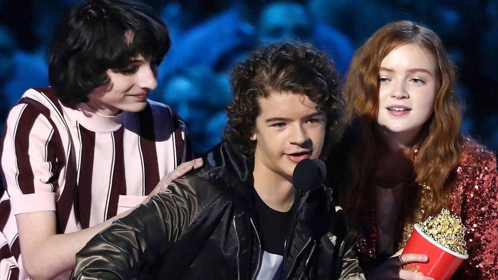 Finn Wolfhard, Gaten Matarazzo och Sadie Sink tog emot priset för bästa tv-serie på MTV-galan.