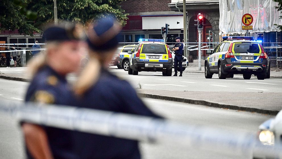 Poliser framför avspärrningarna