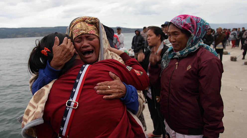 Anhöriga i sorg – minst 180 personer saknas efter färjeolyckan på Tobasjön, Indonesien