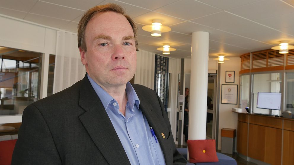 På bilden ser man Patrik Havermann stå i receptionen till Länsstyrelsen i Gävleborg.
