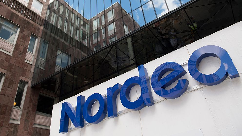 Nordeas logotyp vid ingången till företagets kontorsbyggnad i Stockholm