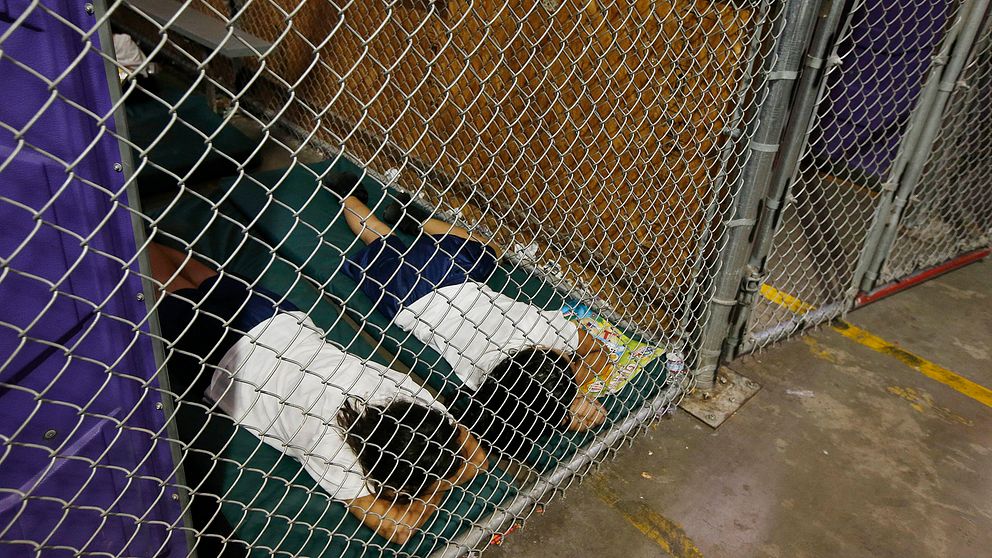 Två flickor sover i en cell i Nogales, Arizona. Bilden är från 2014 men har fått spridning i sociala medier igen i samband med kritiken mot Trump-administrationen.