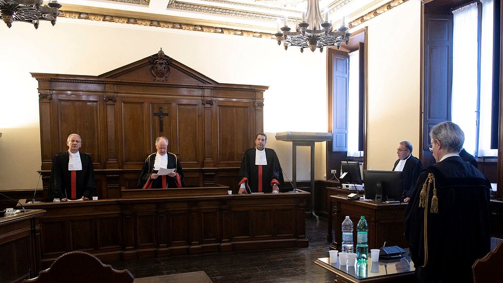Män i rättgångssal i Vatikanstaten