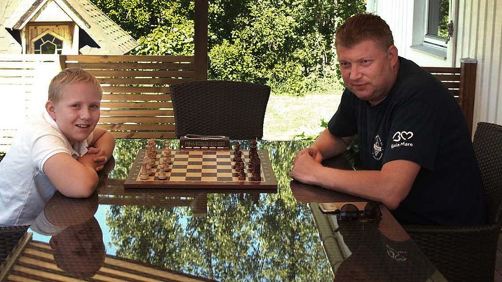 Adrian och stormästaren Shirov tar ett parti på altanen till familjens hus på Alnö. 
-En av de tuffaste att möta, tycker Adrian.