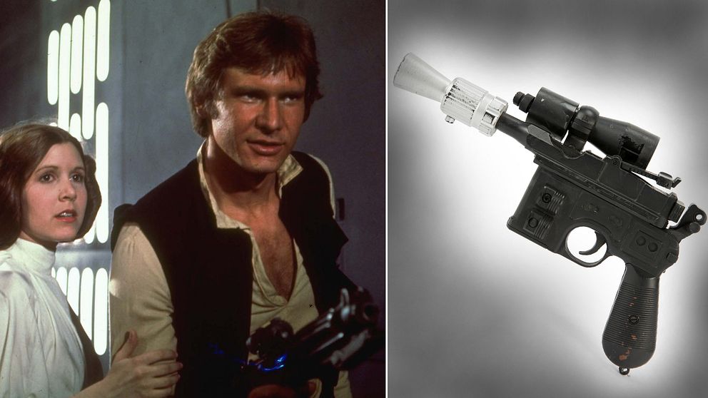Till vänster Carrie Fisher och Harrison Ford som prinsessa Leia och Han Solo. Till höger vapnet som användes i ”The Return of the Jedi” som det såg ut när det nu såldes på auktion.