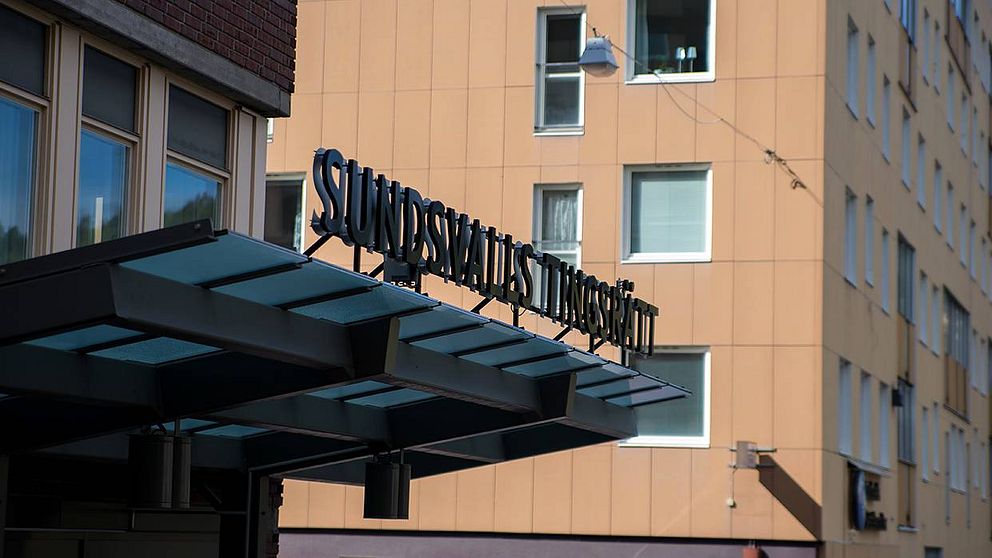 En Sundsvallsbo i 25-årsåldern har begärts häktad för upprepade fall av grov kvinnofridskränkning.