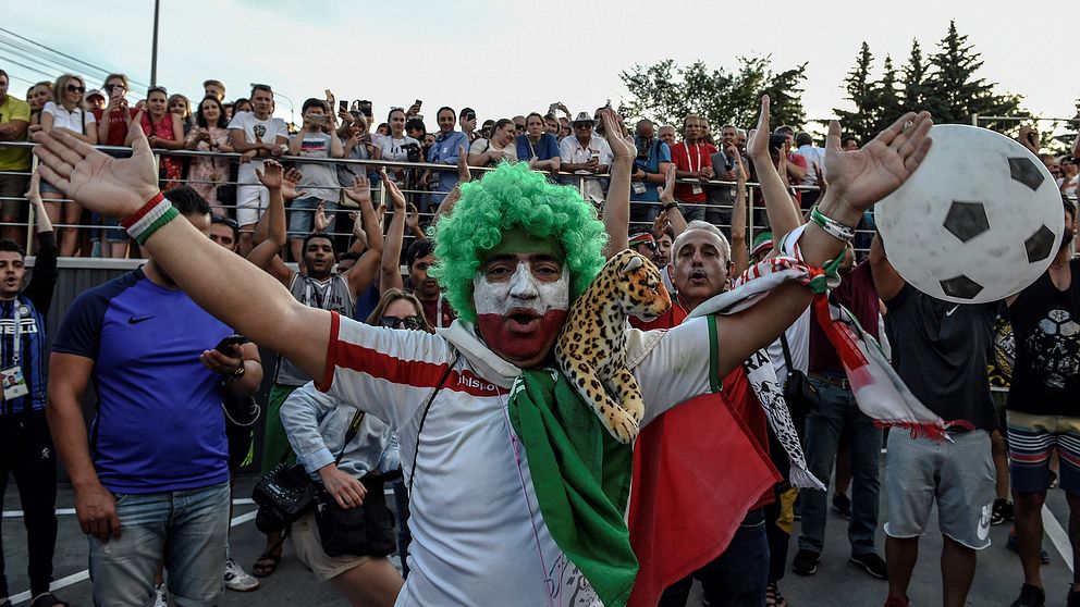 Iranska fans spenderade flera timmar utanför Portugals hotell.