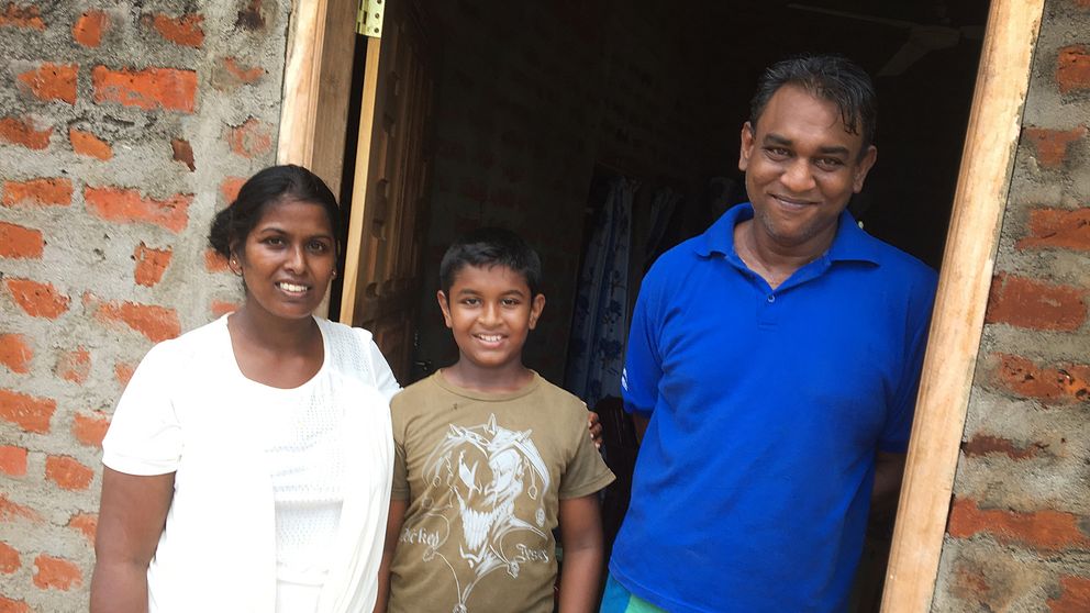 Familjen Johti, från vänster Darshani Johti, Dinuka (son) och Arjuna Johti, fiskare och taxichaufför.