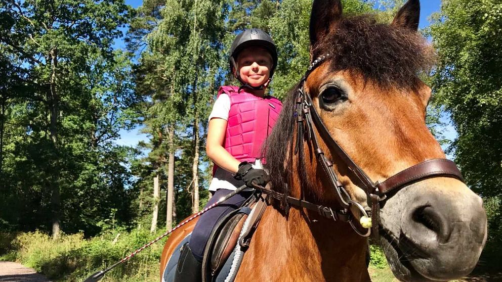 Klara Stålnacke testar den nya ridleden i Haverdals natureservat.