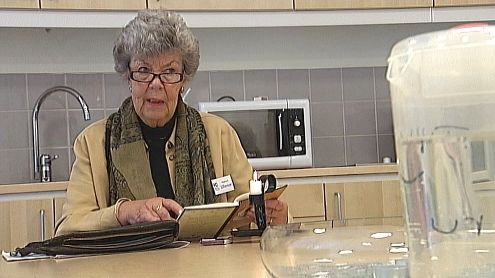 Ett tiotal läsombud som besöker äldreboenden för att läsa högt för de som bor där. Det är ett projekt som pågår i Eskilstuna.
Arbetet sker helt ideellt och vi har träffat Lillemor Cederblad, som var tredje vecka högläser för bland annat personer med demens.