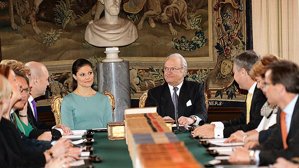 Kung Carl Gustaf håller konselj på slottet för att informera om att prinsessan Madeleine och Chris O'Neills dotter ska heta Leonore Lilian Maria och bli hertiginna av Gotland.