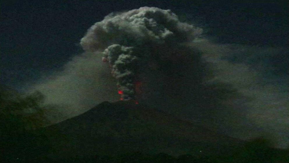 En askpelare når 2 500 meter upp i luften över vulkanen Agung på den indonesiska turistön.