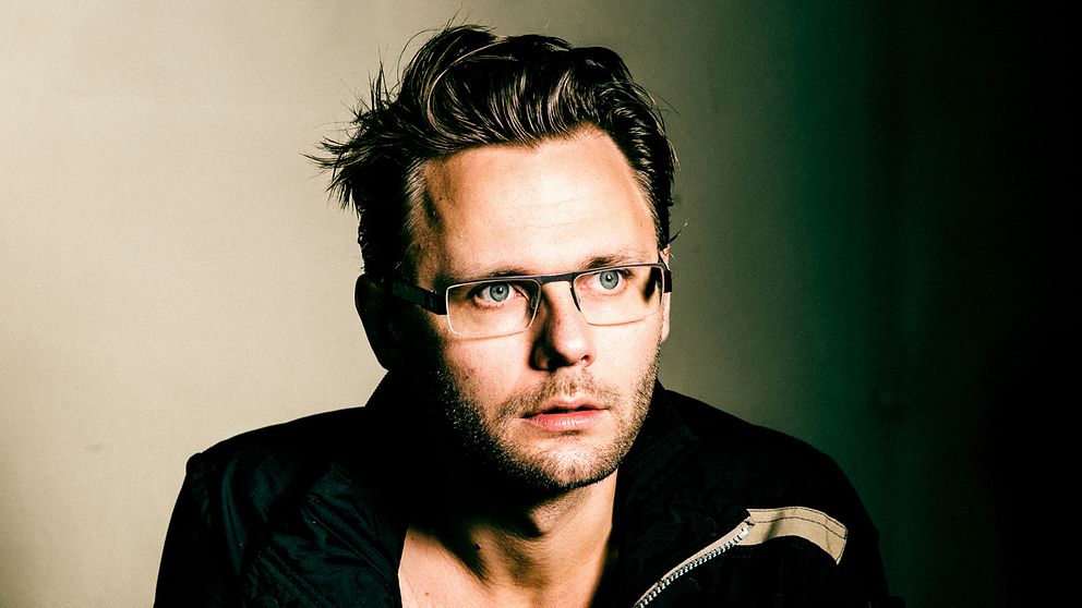 En kommande föreställning med komikern Anton Magnusson ställdes in efter hård kritik mot den tre år gamla låten ”Knulla barn”.