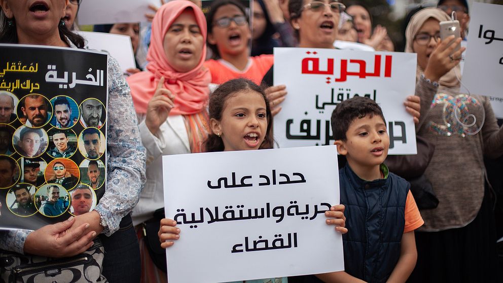 Barn bland de protesterande i centrala Casablanca efter domarna tidigare i veckan, advokaten Saida Rouissi (ej på bild) kallar rättegången ”en teateruppvisning”