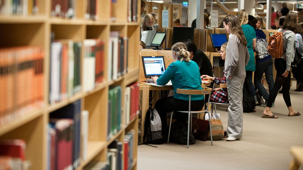 Studenter studerar i biblioteket på Stockholms universitet