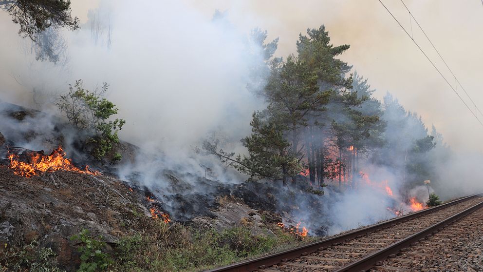 Släckningsarbete har pågått hela natten på olika platser i bland annat Småland, Värmland, Norrbotten.