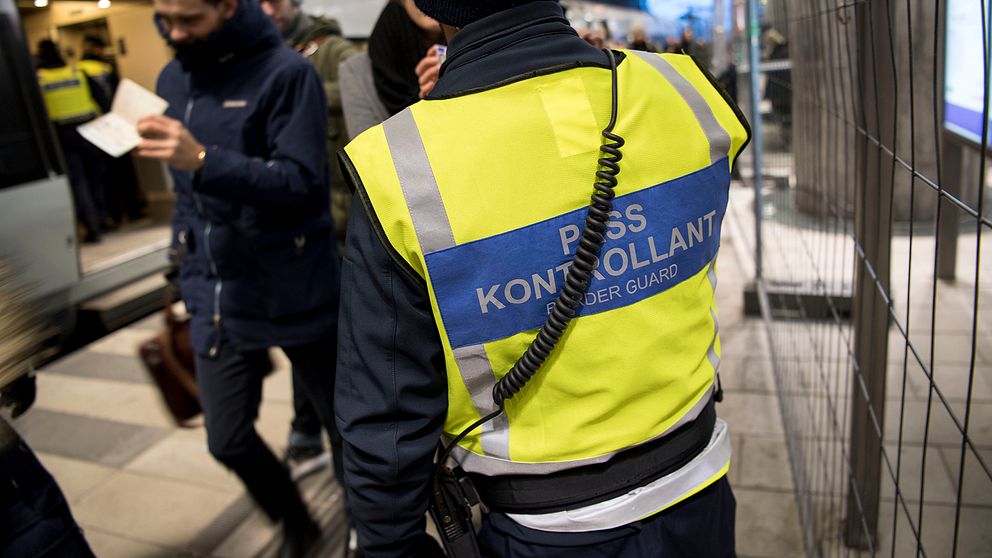 Polis och passkontrollanter på väg ombord för att kontrollera ett Öresundståg på station Hyllie utanför Malmö medan avstigande resenärer visar id-handlingarna.