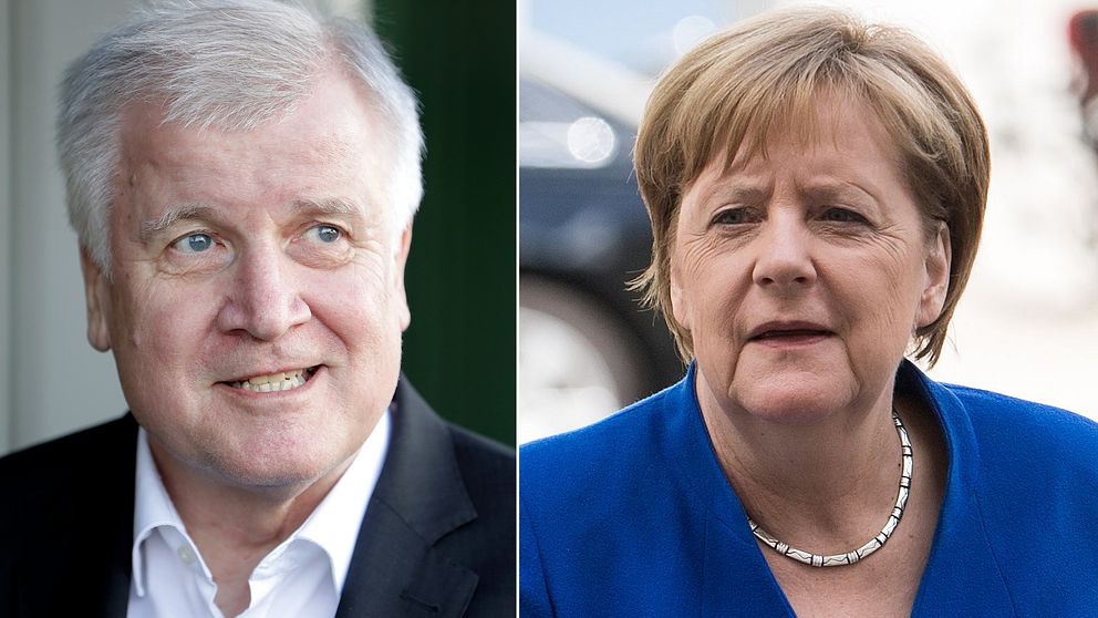 Angela Merkel och hennes inrikesminister Horst Seehofer när de anlände till mötet tidigare under måndagen.