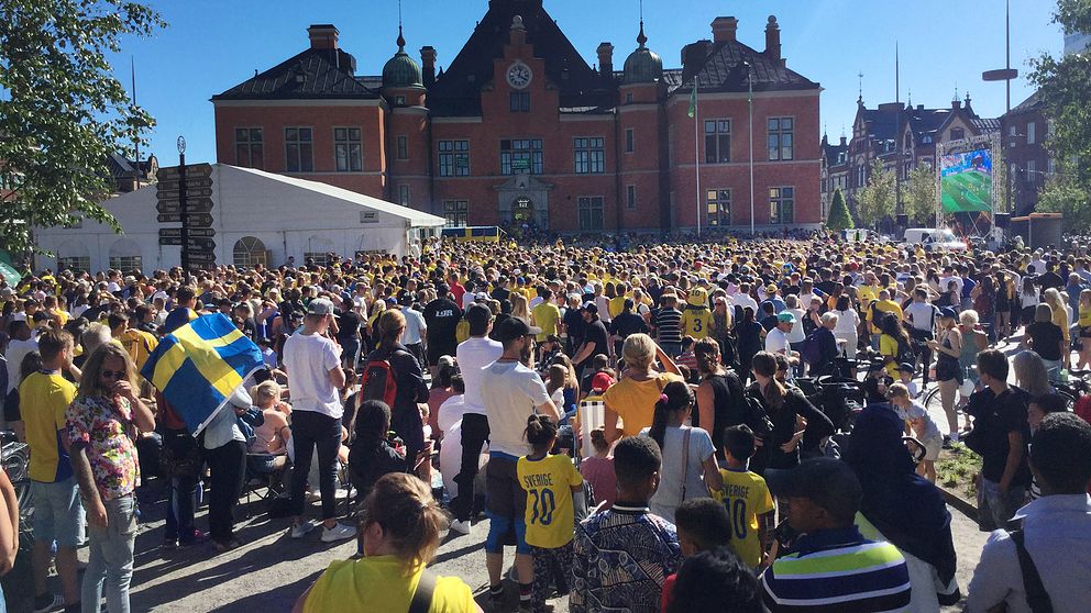 Folkfest i Umeå när Sverige spelar mot Schweiz.