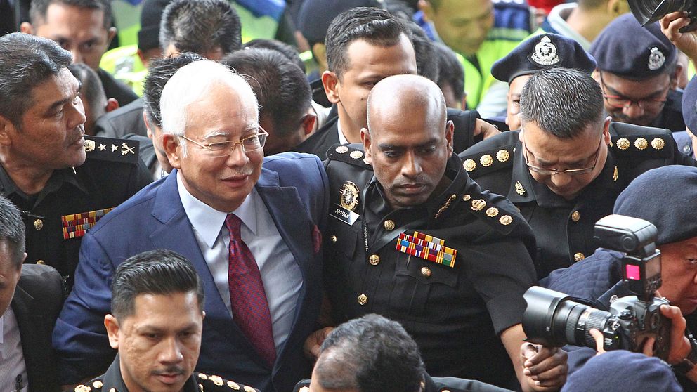 Tidigare premiärministern Najib Razak förs till domstolen i Malaysia.