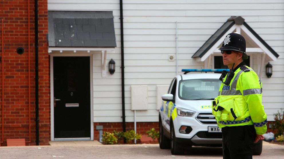 Polis utanför avspärrad bostad i Amesbury i södra England.