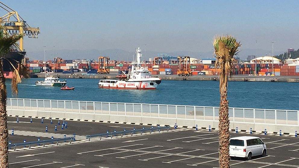 Båten som bär på ett 60-tal migranter glider in i Barcelonas hamn.