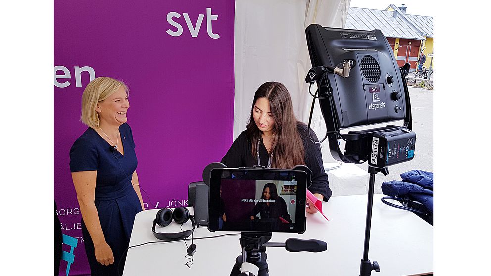 Sara Cosar, reporter #dinröst, instruerar finansminister Magdalena Andersson (S) hur inspelningen är tänkt att gå till.