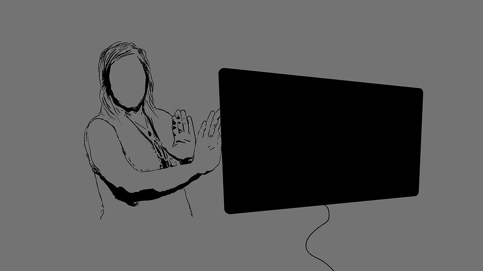 En tecknad bild på en person som står framför en TV.