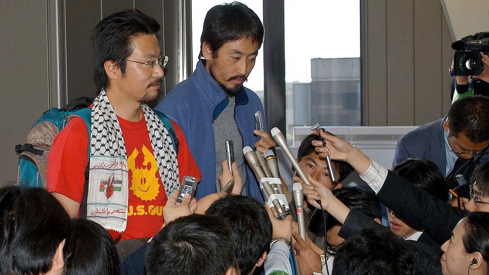 Den japanska journalisten Jumpei Yasuda har tidigare kidnappats i Irak. Bilderna är från frigivningen 2004. Jumpei Yasuda är till höger om bilden.