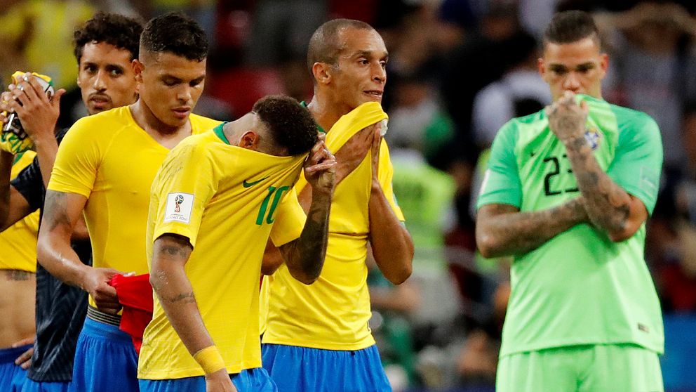 Brasilien deppar efter att ha blivit utslaget ur VM.