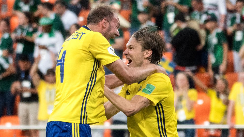 Sveriges lagkapten Andreas Granqvist (tv) och Albin Ekdal jublar.