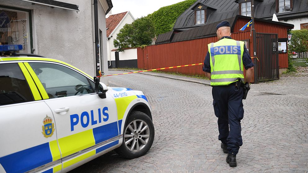 Polis vid en avspärrning i Visby på Gotland.