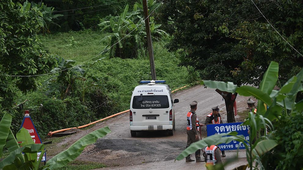 En ambulans lämnar platsen vid grottan i norra Thailand.