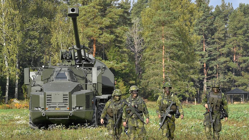 Svenska militärer ute på fält.