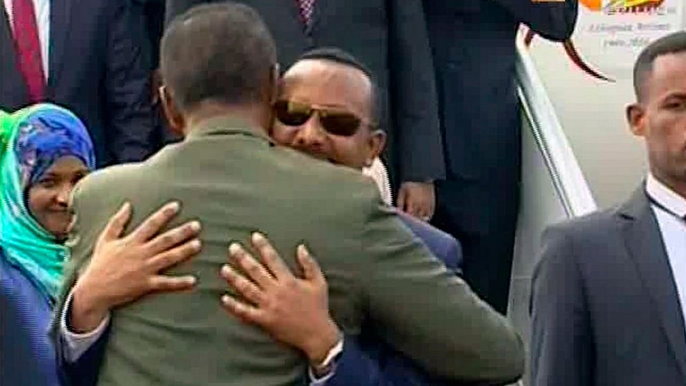 Den etiopiske premiärministern Abiy Ahmed omfamnar den eritreanske presidenten Isaias Afwerki i Eritreas huvudstad Asmara.