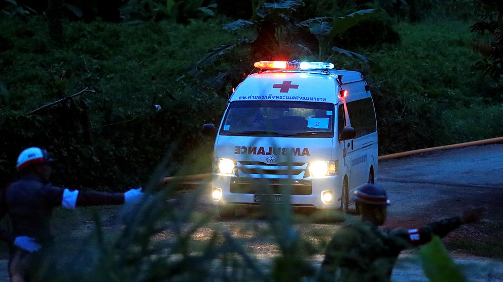 En ambulans med sirenerna på lämnar räddningsplatsen.