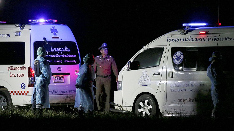 Ambulanser väntar på att transportera de räddade pojkarna till sjukhus.