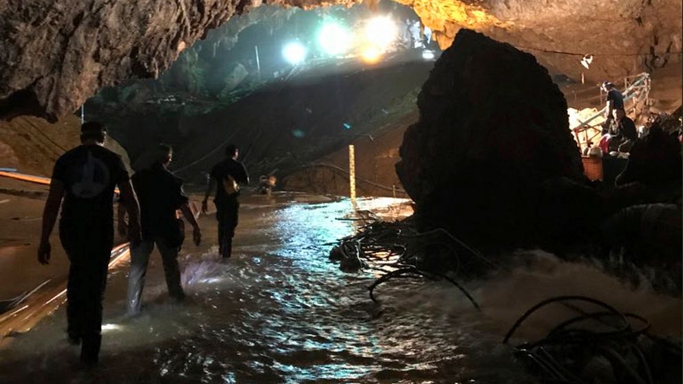 Bild från grottan i norra Thailand där pojklaget varit fast i över två veckor.