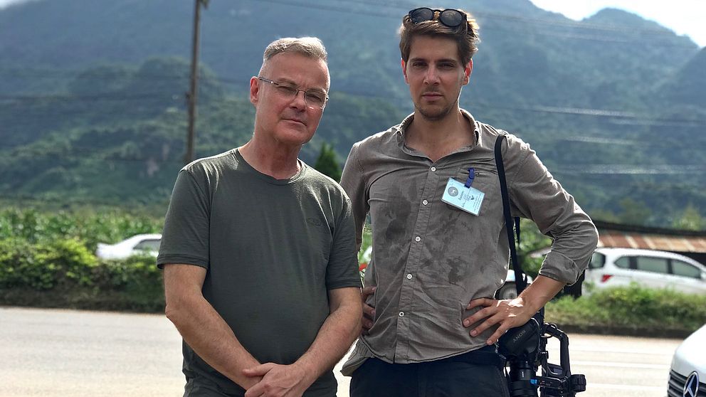 SVT urikesreporter Claes JB Löfgren och fotograf Vlada Čakić vid Luan Khun Nam Nang Non i närheten av grottan där räddningsoperationen pågår i Thailand.