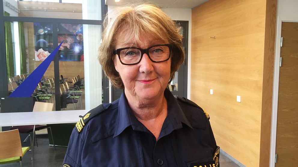 Kvinnlig polis i glasögon