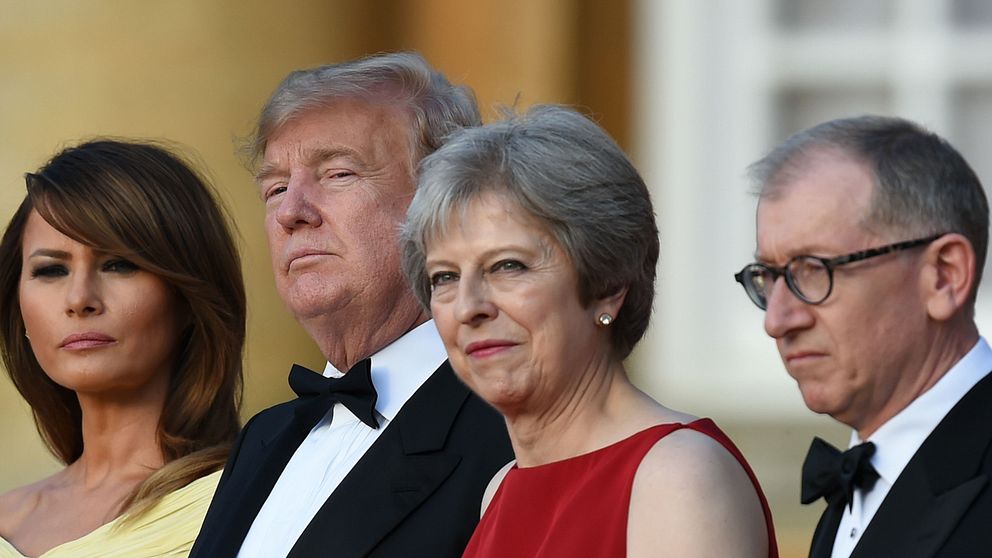 Donald och Melania Trump tillsammans med Theresa och Philip May uppklädda för middag.