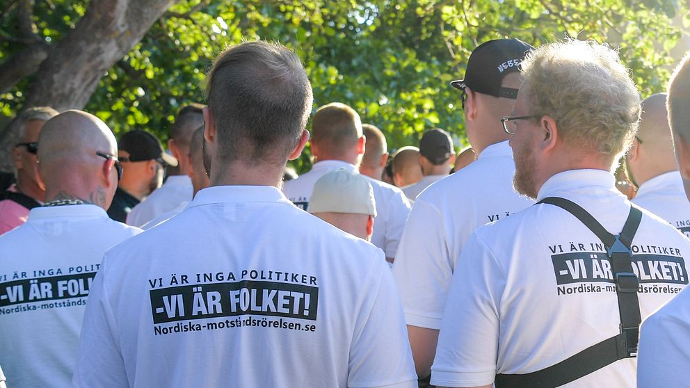 Medlemmar i Nordiska Motståndsrörelsen som stör Annie Lööfs tal under Almedalsveckan.